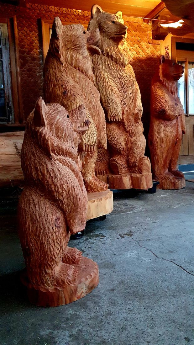 Bären vor dem Haus aus Holz